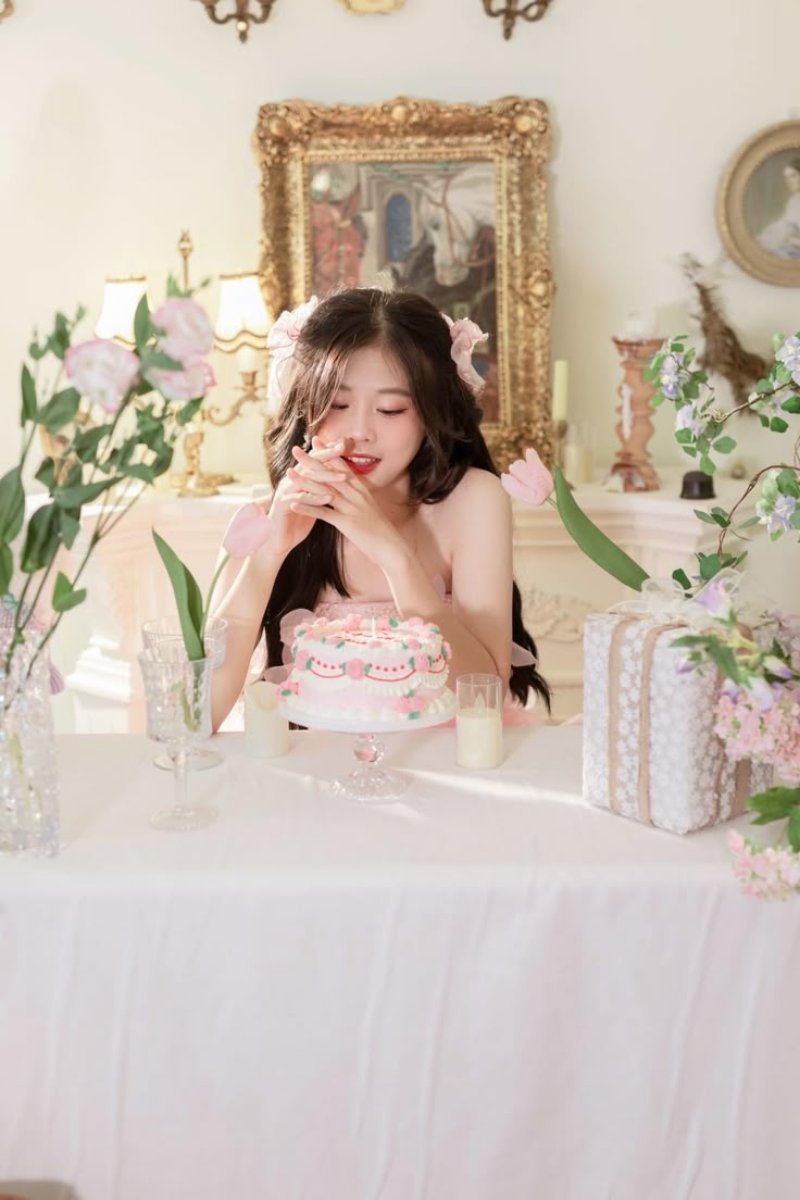 Chụp ảnh với bánh sinh nhật tại studio kết hợp hoa ( Nguồn ảnh: Sưu tầm )