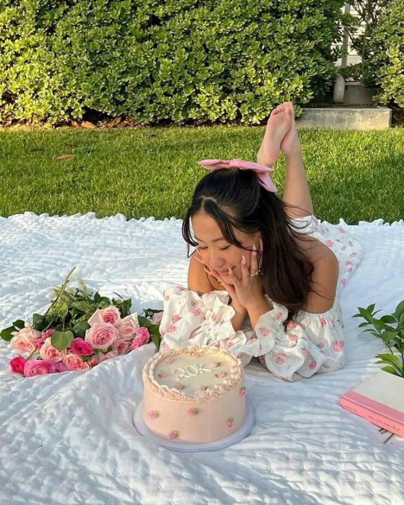 Tạo dáng chụp ảnh với bánh sinh nhật ngoài trời ( Nguồn ảnh: Sưu tầm )