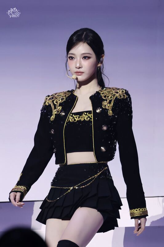 Ảnh idol Kpop nữ trên sân khấu đẹp rực rỡ