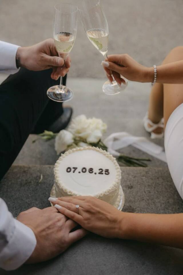 Ảnh tay đeo nhẫn đôi trong ngày kỷ niệm của cặp đôi yêu nhau