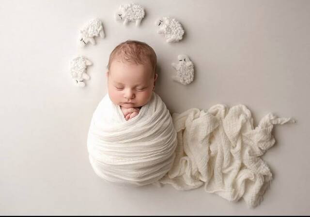 Hình nền máy tính, điện thoại với ảnh sơ sinh thiên thần nhỏ