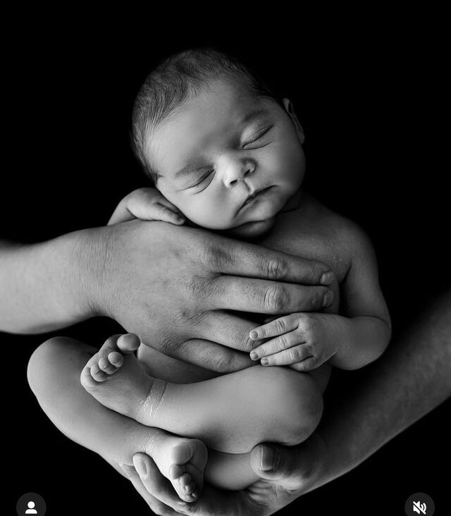 Bộ ảnh newborn trắng đen đơn giản nhưng tinh tế