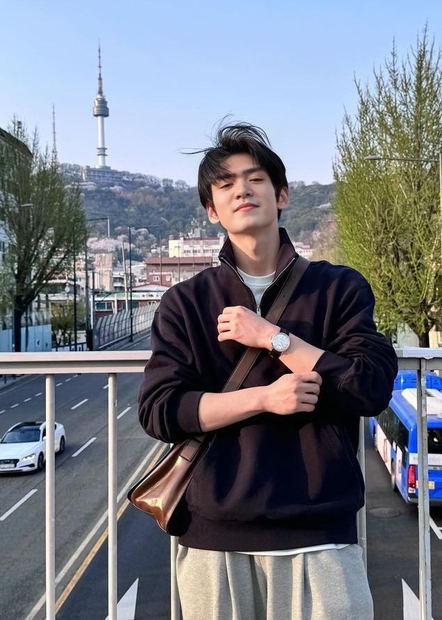 Hình nền điện thoại idol TikTok nam chuẩn visual