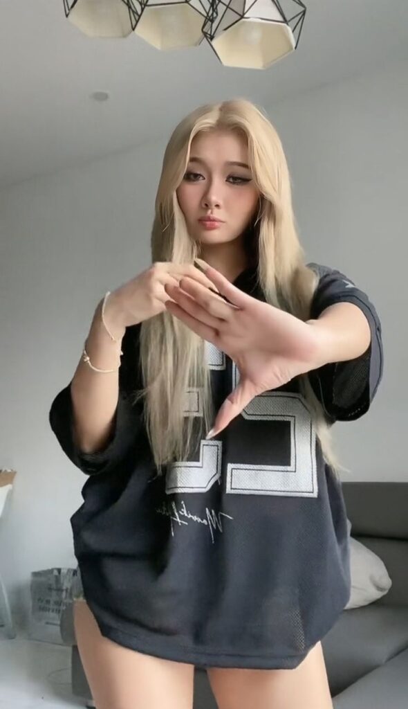 Hình idol nữ TikTok tạo dáng dễ thương cực hút trend
