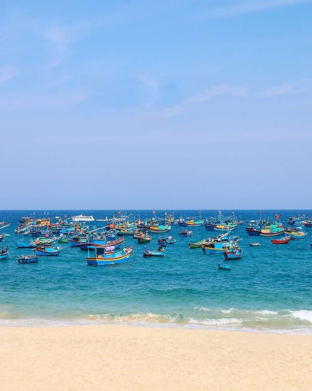 Hình ảnh biển Mũi Né rực rỡ dưới ánh nắng vàng miền nhiệt đới