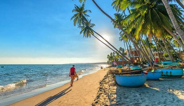 Hình ảnh biển đẹp Mũi Né với nắng, gió và cát trắng đặc trưng
