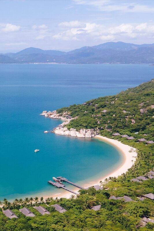 Hình ảnh biển Nha Trang với bãi tắm dài và làn nước trong xanh