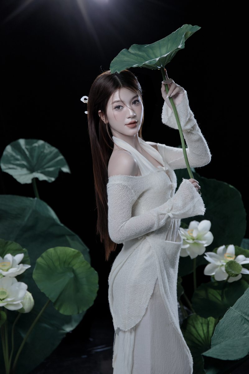 Chụp sen đẹp với tạo dáng để lá ngang đầu