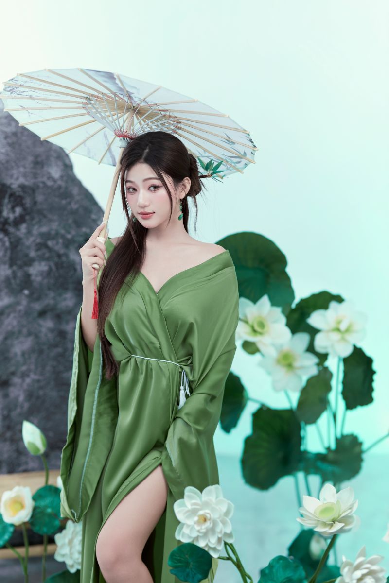 Dáng chụp sen đặt bó hoa sau lưng