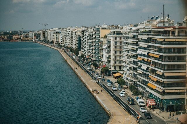 Ảnh biển đẹp với skyline thành phố