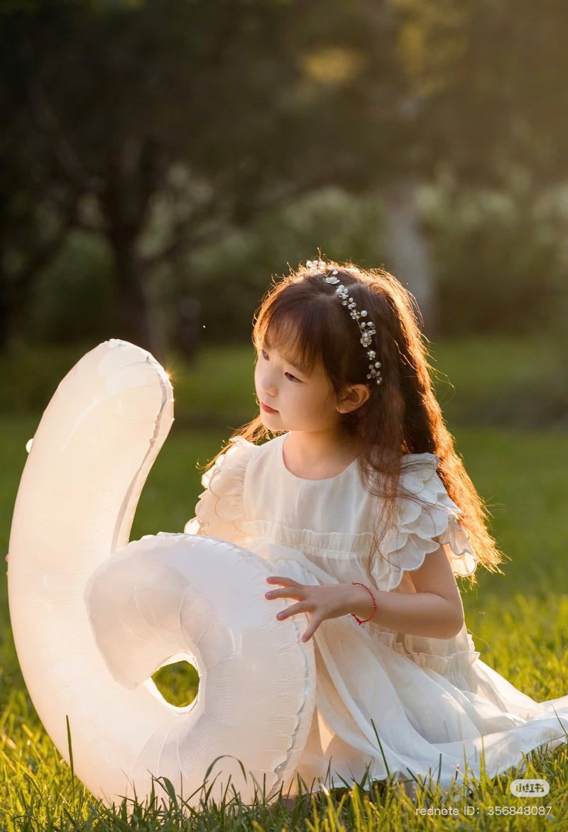 Tạo dáng chụp ảnh sinh nhật với bóng số ngoài trời cho bé ( Nguồn ảnh: Sưu tầm )