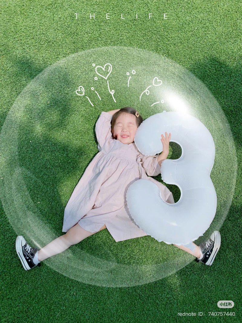 Tạo dáng chụp ảnh sinh nhật bé cầm bóng số và cười ( Nguồn ảnh: Sưu tầm )