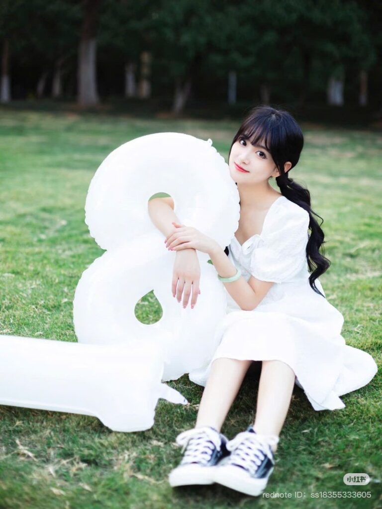 Sử dụng đa dạng các đồ trang trí sinh nhật khác bên cạnh bóng số ( Nguồn ảnh: Sưu tầm )