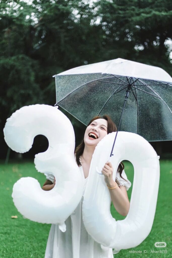 Cầm bóng sinh nhật và chạy ( Nguồn ảnh: Sưu tầm )