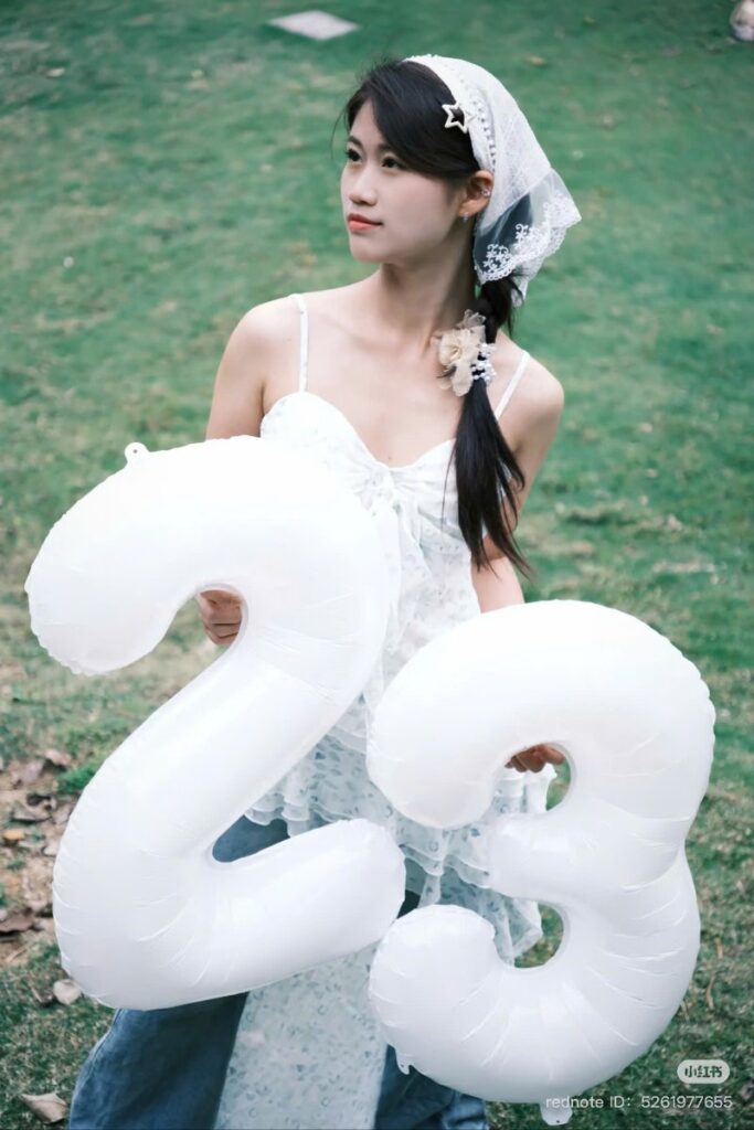 Tạo dáng chụp ảnh sinh nhật bé cầm bóng số và cười ( Nguồn ảnh: Sưu tầm )