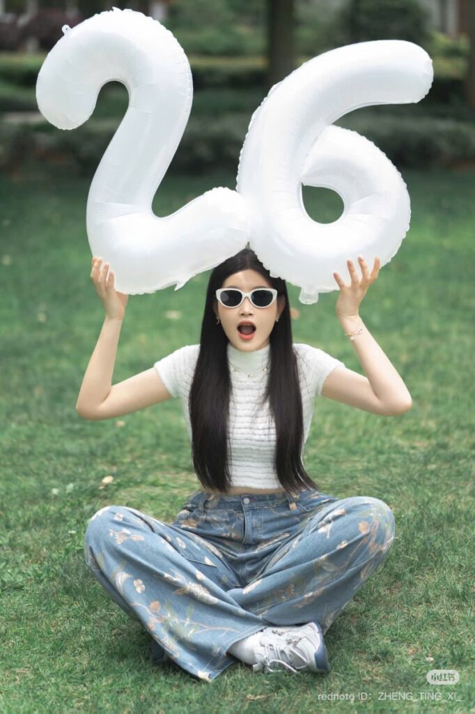 Tạo dáng bé ngồi cạnh "người bạn bóng số mới ” ( Nguồn ảnh: Sưu tầm )