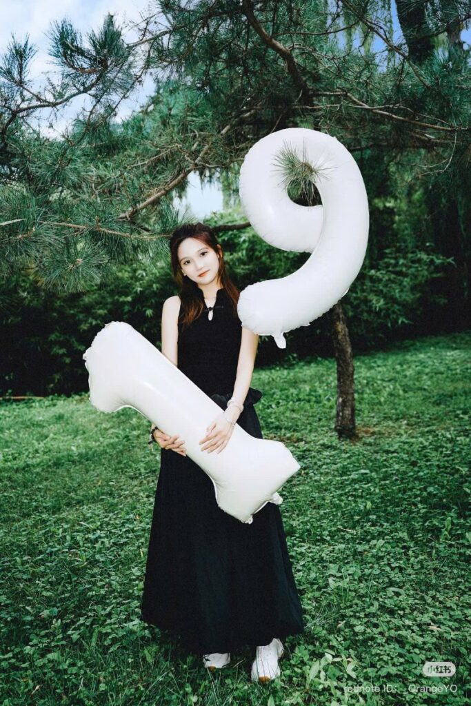 Chụp ảnh sinh nhật ngoài trời với bóng số trên bãi cỏ ( Nguồn ảnh: Sưu tầm )