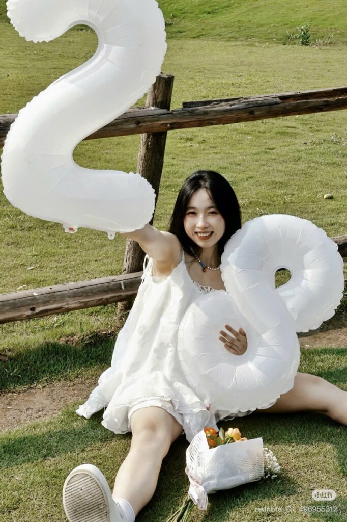 Chụp ảnh sinh nhật với bóng số tại studio ( Nguồn ảnh: Sưu tầm )