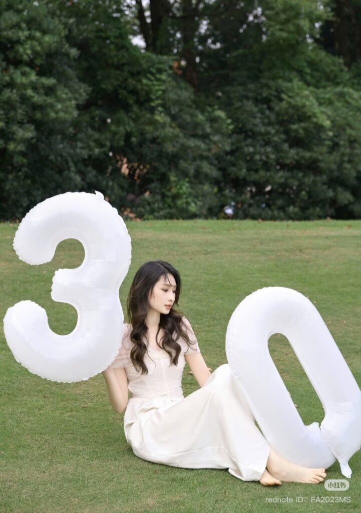 Chụp ảnh sinh nhật với bóng tại công viên ( Nguồn ảnh: Sưu tầm )