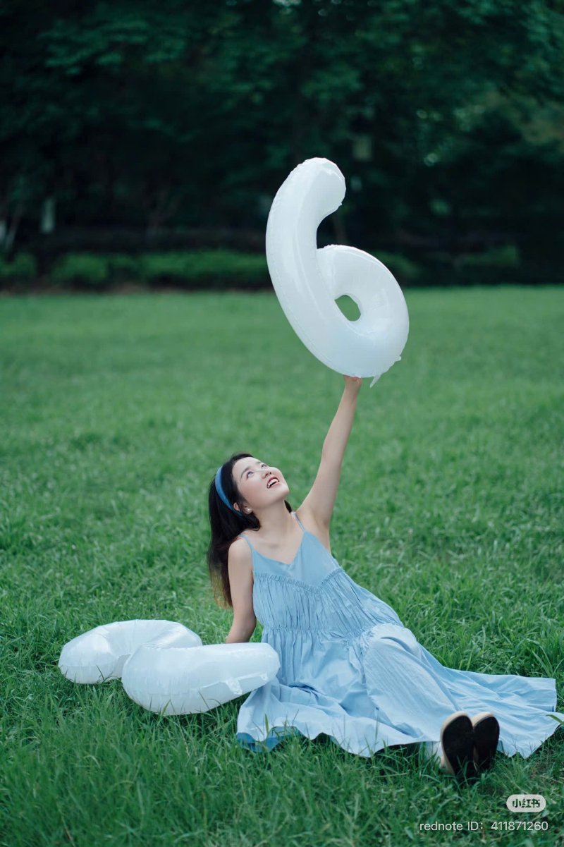 Hướng dẫn cách tạo dáng chụp ảnh với bóng số sinh nhật ngoài trời ( Nguồn ảnh: Sưu tầm )