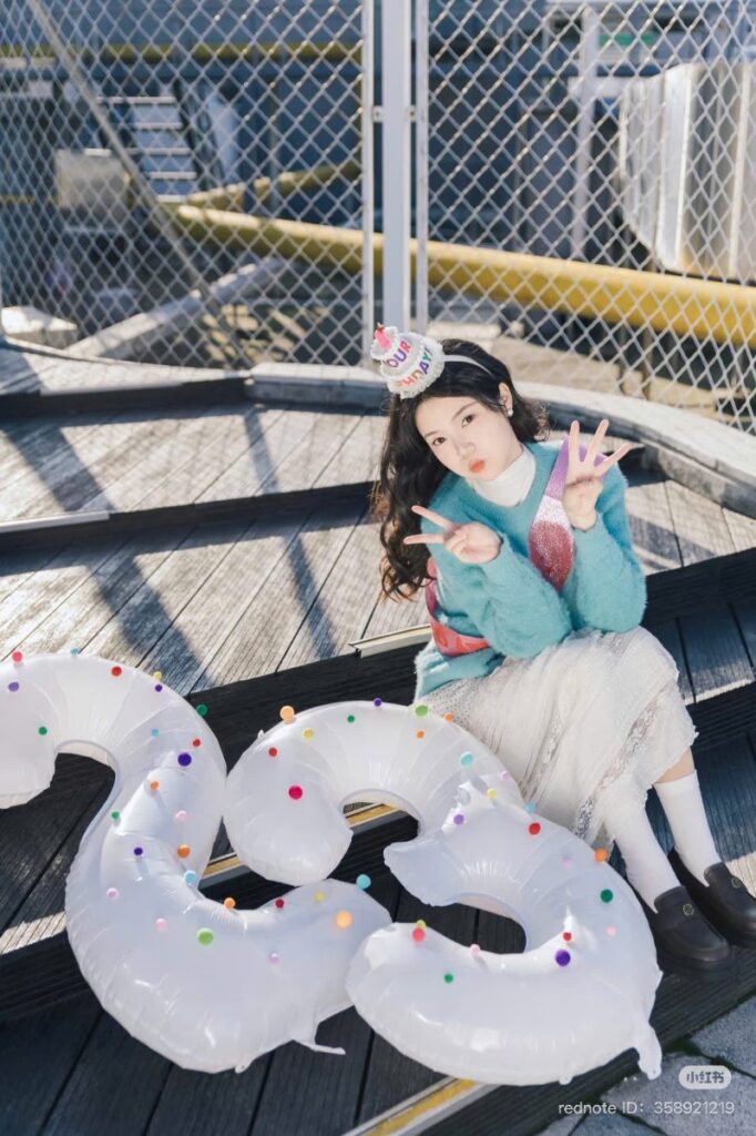 Chụp ảnh sinh nhật với bóng bay tại đường tàu ( Nguồn ảnh: Sưu tầm )