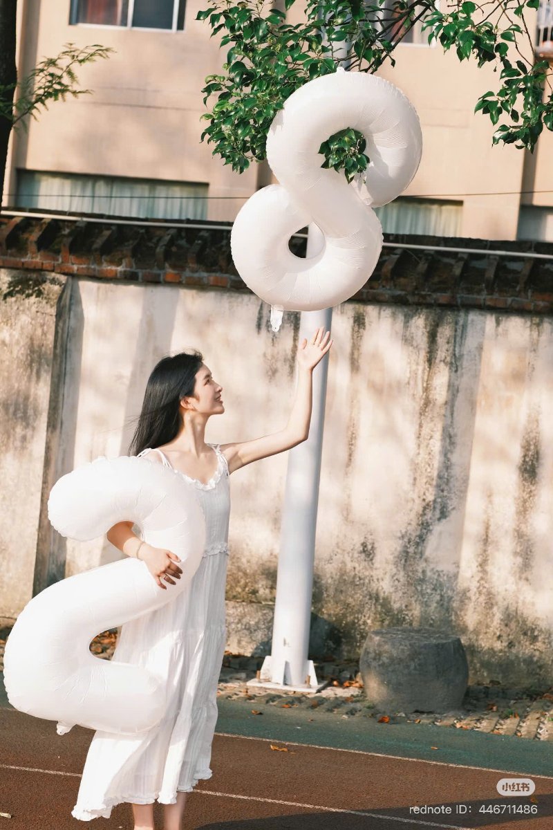Chụp ảnh sinh nhật với bóng bay tại đường tàu ( Nguồn ảnh: Sưu tầm )