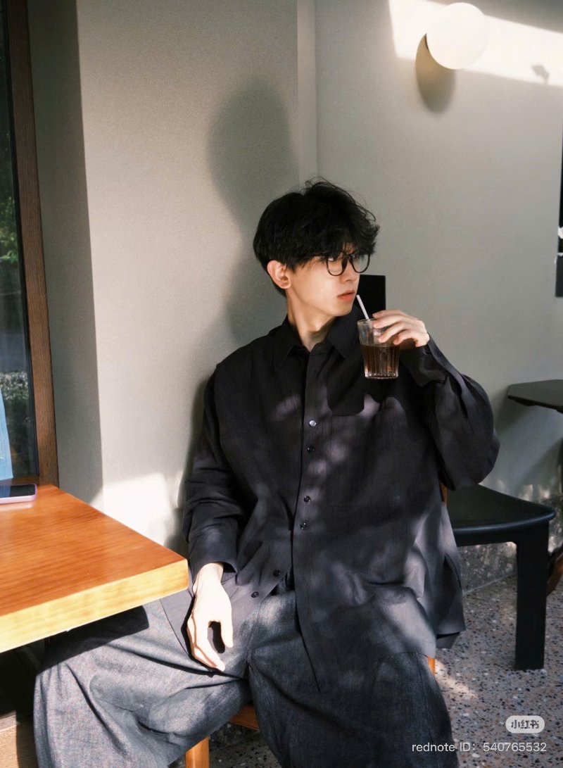Tạo dáng ngồi ở quán cafe nhìn ra xa ( Nguồn ảnh: Sưu tầm )