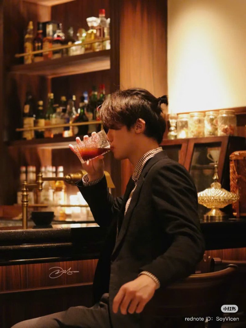 Chụp hình quán cafe đẹp với dáng ngồi ở quầy bar/quầy pha chế ( Nguồn ảnh: Sưu tầm )