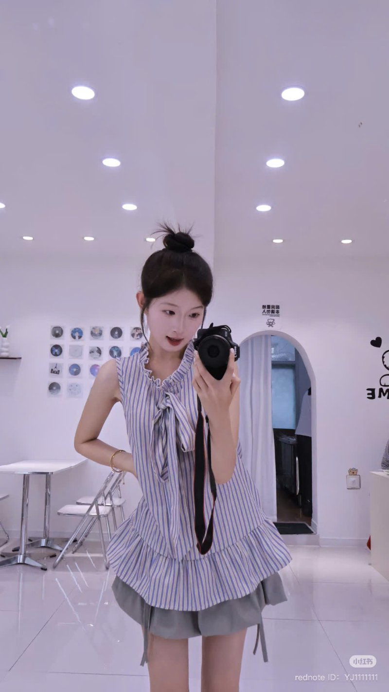 Chụp ảnh quán cafe với gương ( Nguồn ảnh: Sưu tầm )