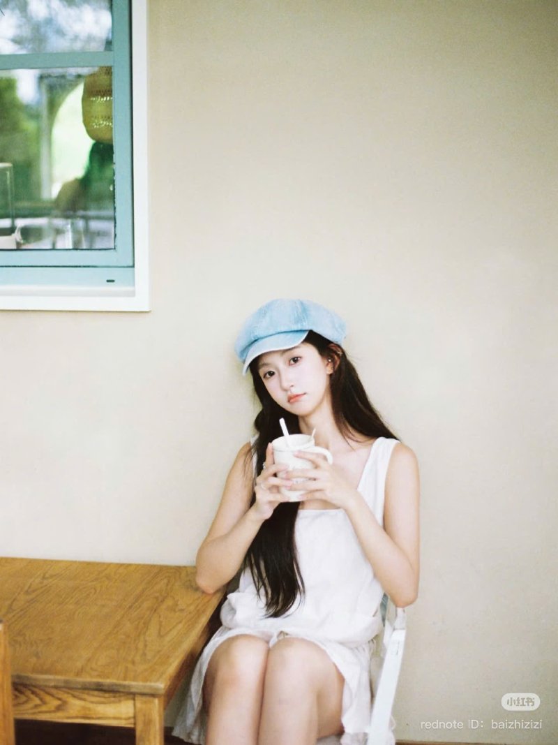 Tạo dáng chụp ảnh quán cafe với cốc cafe ( Nguồn ảnh: Sưu tầm )