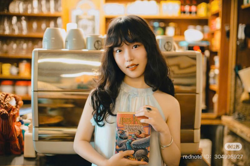 Tạo dáng chụp ảnh quán cafe ở quầy pha chế ( Nguồn ảnh: Sưu tầm )