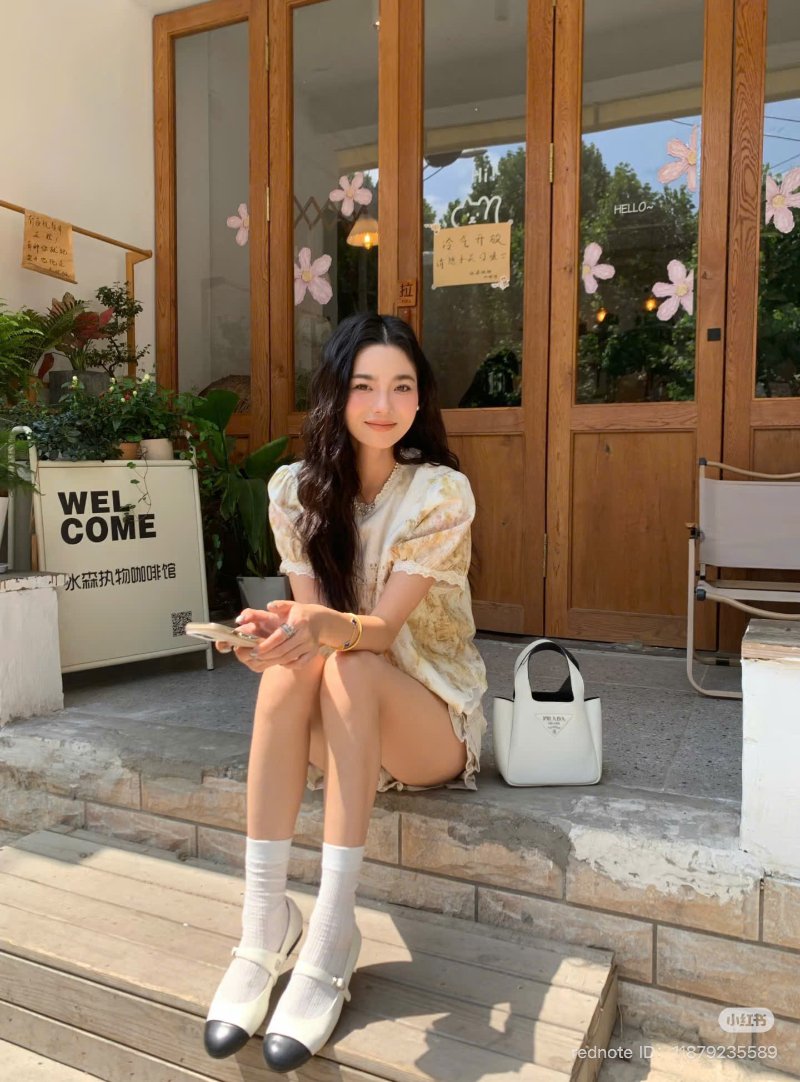 Chụp ảnh ngồi ghế cafe với mặt tiền của quán ( Nguồn ảnh: Sưu tầm )