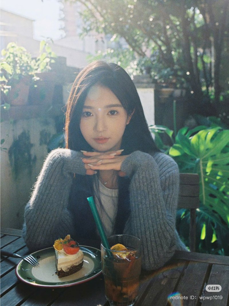 Chụp ảnh ở quán cafe ngoài trời với dáng chụp ngược nắng ( Nguồn ảnh: Sưu tầm )