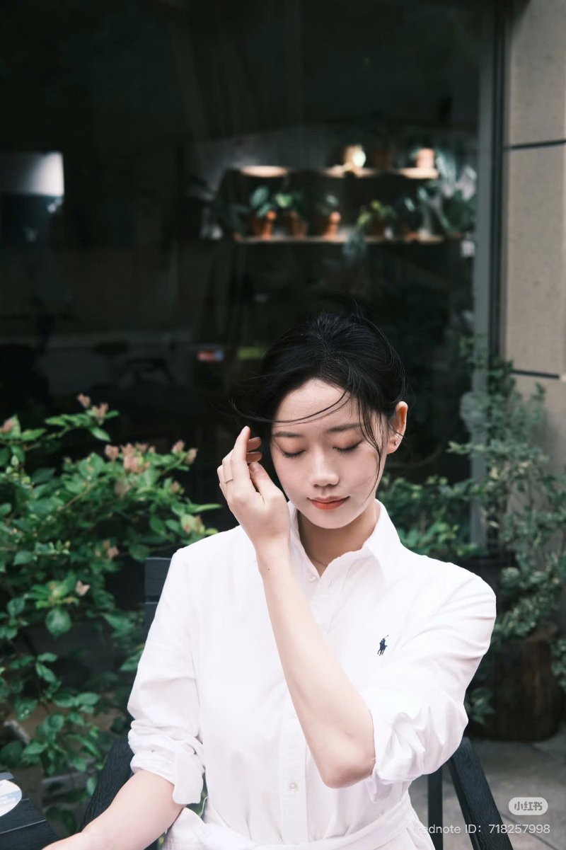 Tạo dáng chụp ảnh ngồi ghế cafe chỉnh tóc hoặc chỉnh khuyên tai ( Nguồn ảnh: Sưu tầm )
