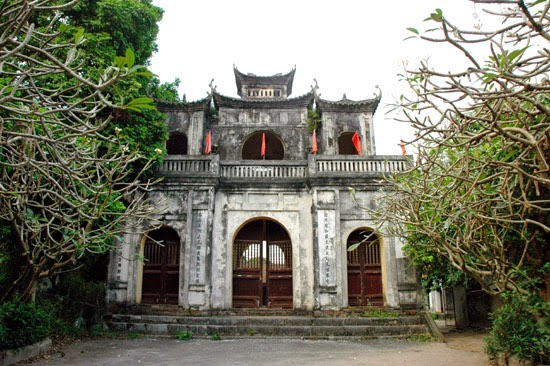 Chụp ảnh kỷ yếu tại Văn Miếu Xích Đằng ( nguồn ảnh: sưu tầm )