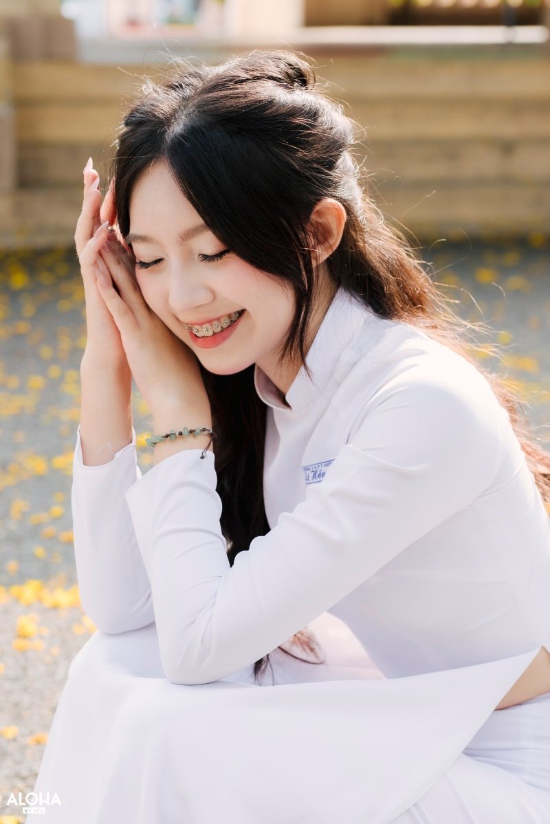 Tạo dáng chụp ảnh áo dài kỷ yếu cho nữ