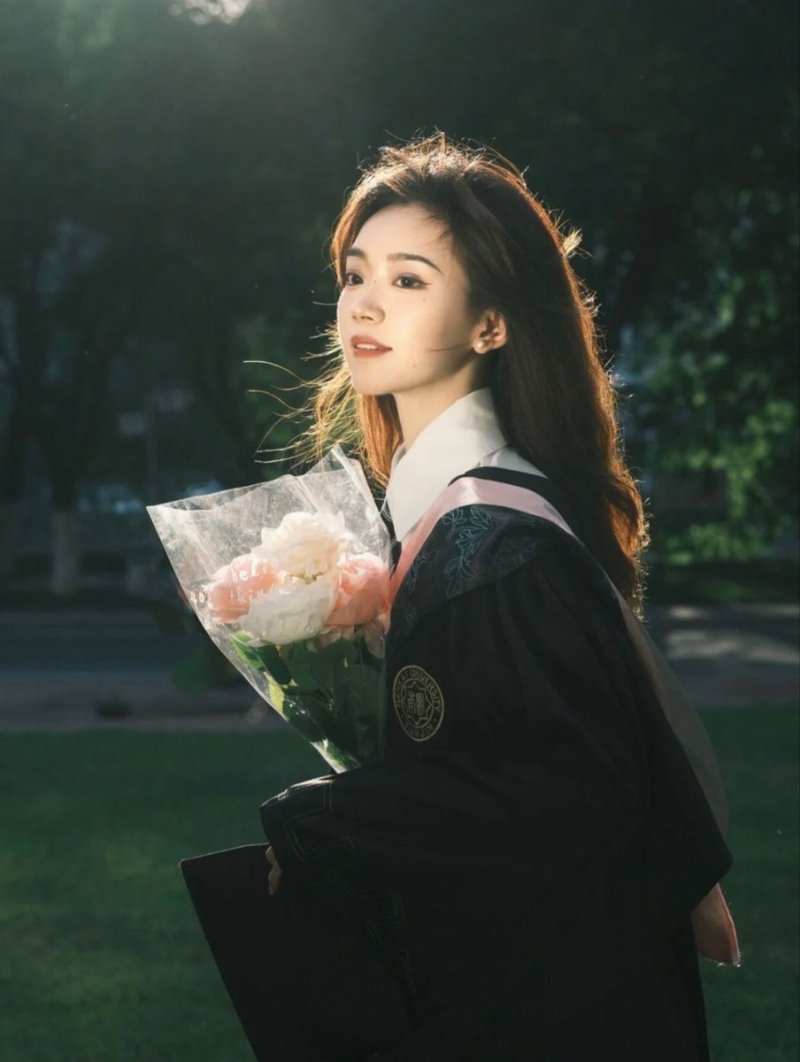 Có nên tặng quà kỷ yếu ra trường trong ngày tốt nghiệp hay không? ( nguồn ảnh: sưu tầm )