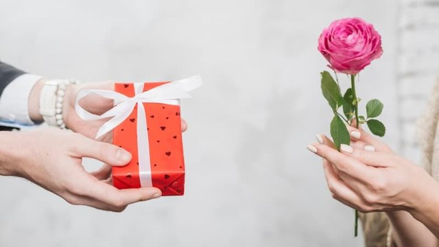 Ảnh 20/10 về hoa tươi thắm và hộp quà đẹp nhất