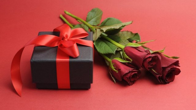 Ảnh 20/10 về hoa tươi thắm và hộp quà ý nghĩa