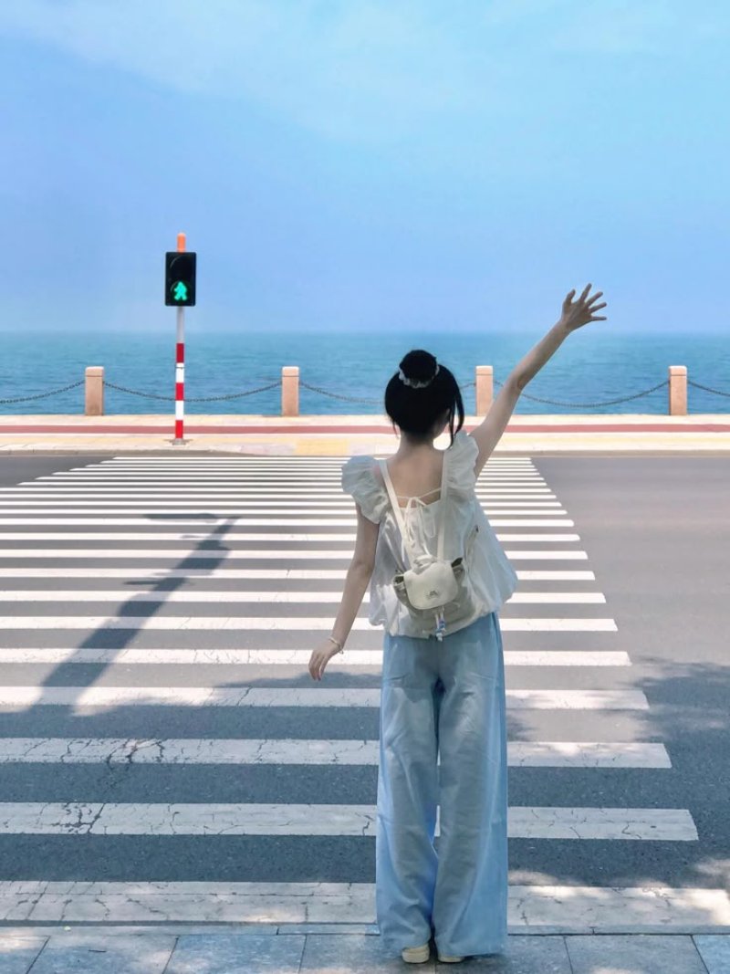 Ánh nhìn từ phía sau (chụp quay lưng)