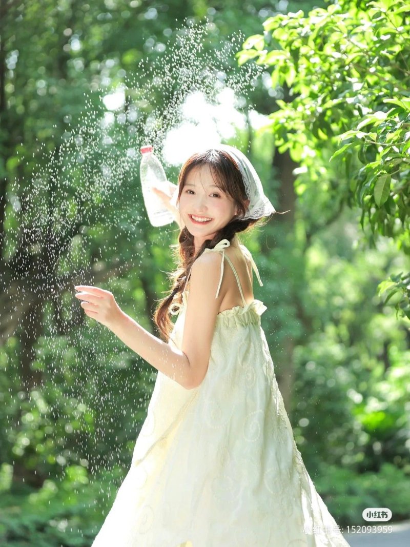 Chụp góc nghiêng, hai tay đưa uyển chuyển