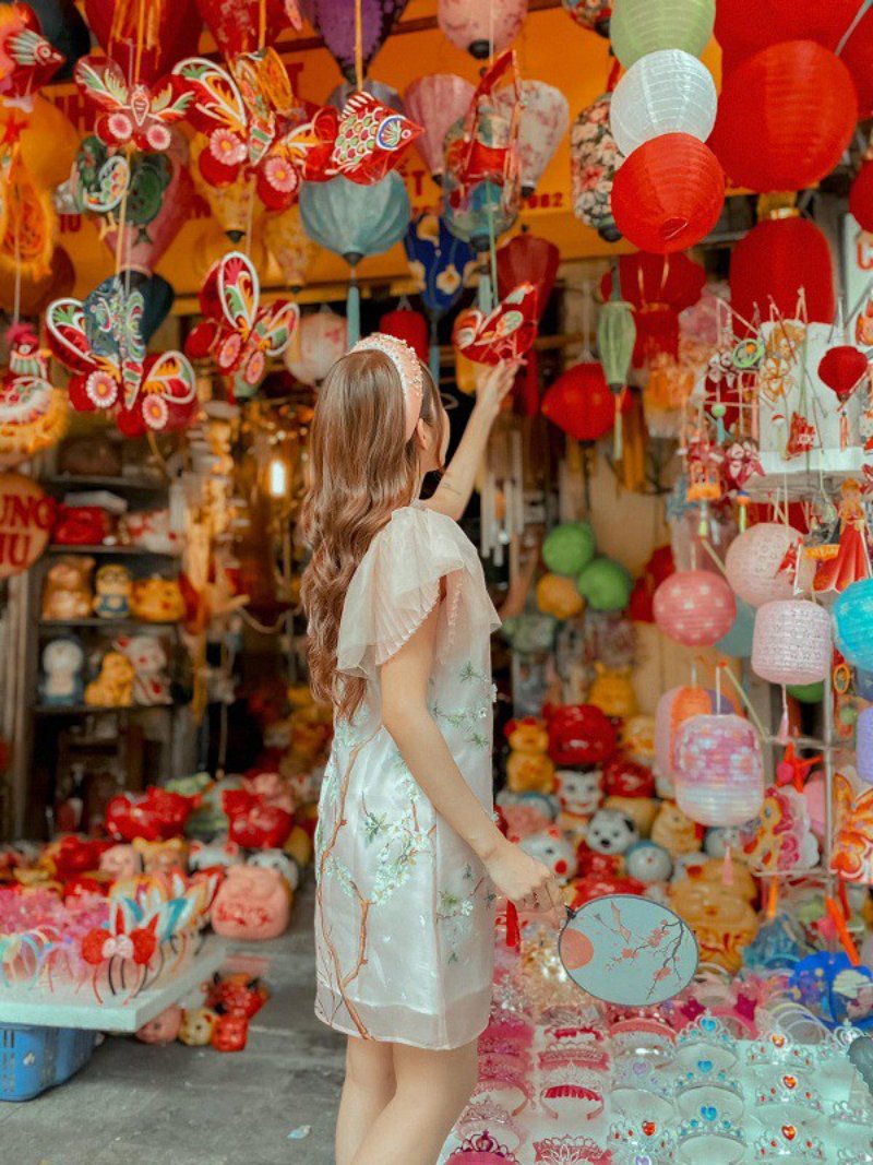 Chụp với đèn lồng vào ban ngày