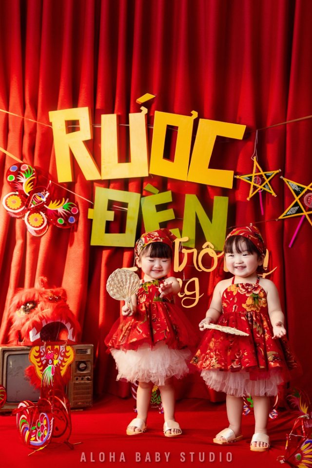 Concept ảnh Trung thu bé gái sinh đôi