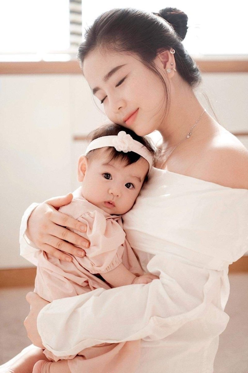 Tạo dáng cho mẹ và bé khi ngủ