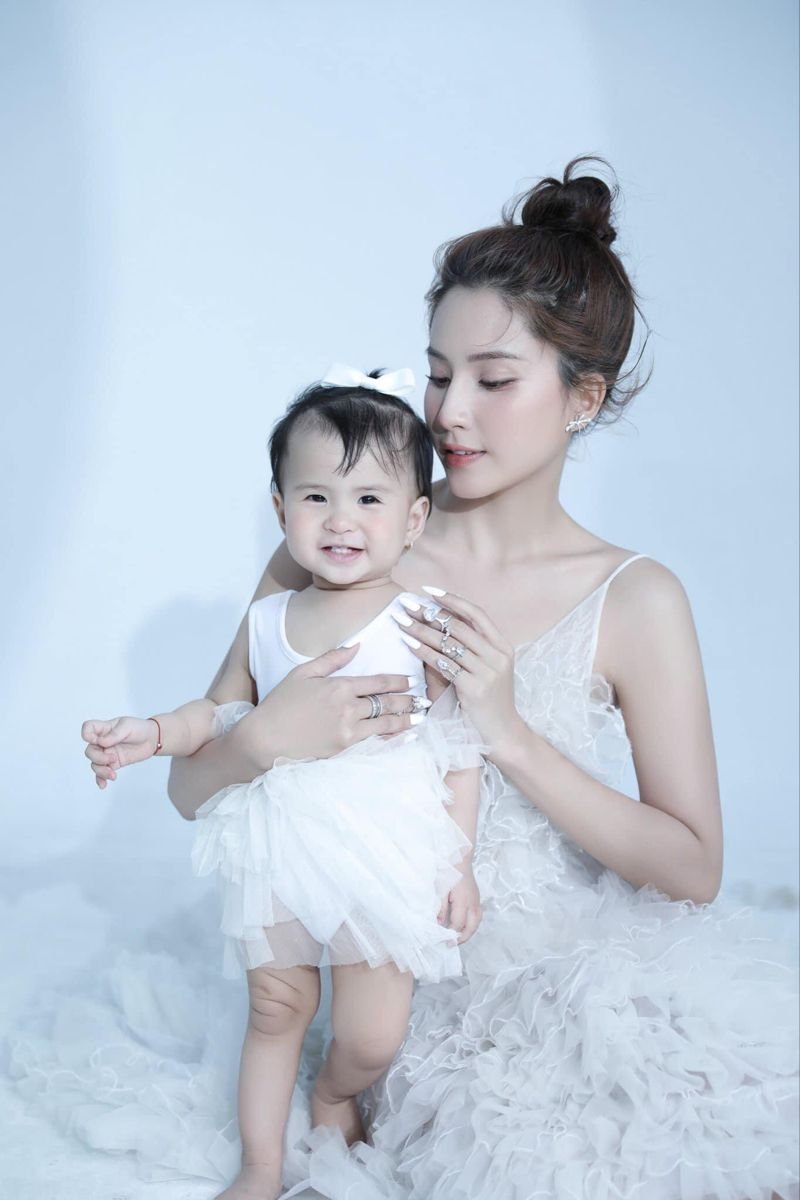 Tạo dáng mẹ ôm hôn con