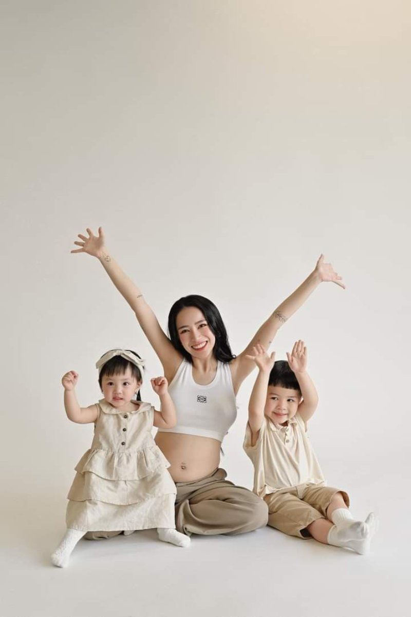 Tạo dáng mẹ và con hoạt động thường ngày