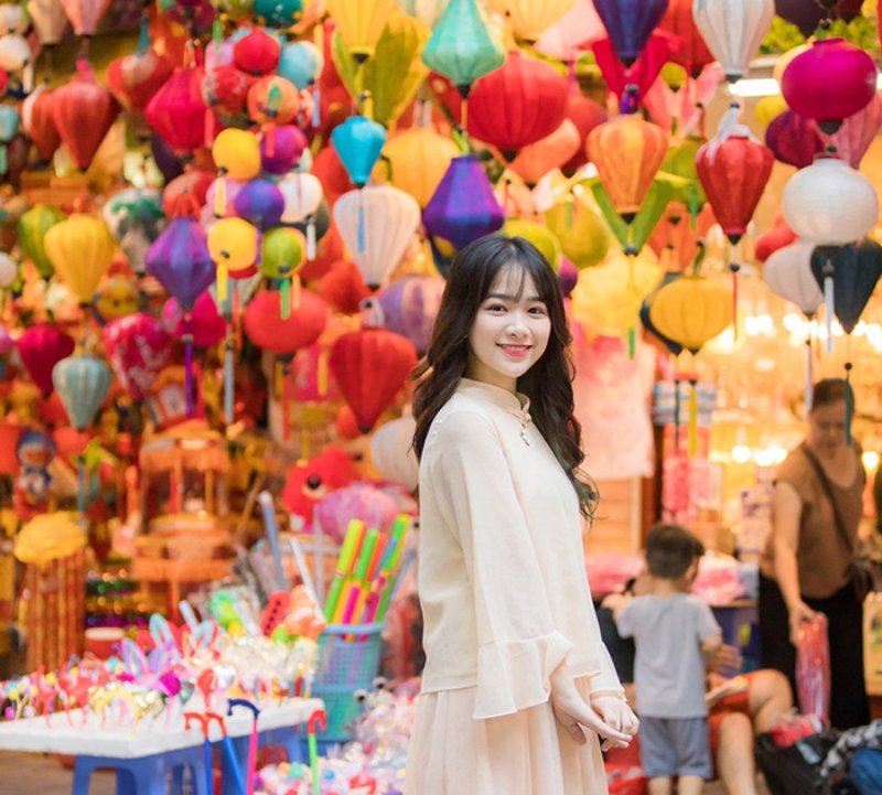 Tạo dáng trên phố Hàng Mã