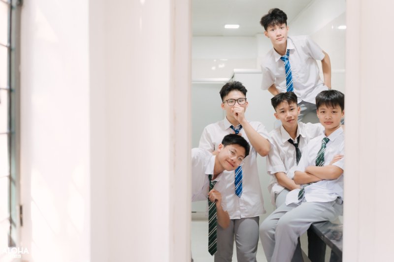 Tạo dáng chụp ảnh kỷ yếu nam