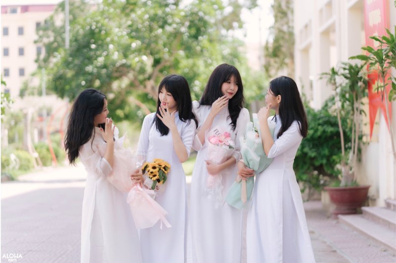 Tạo dáng chụp ảnh áo dài kỷ yếu cho nữ