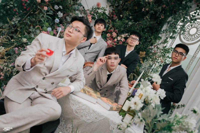 Tạo dáng chụp ảnh kỷ yếu nam